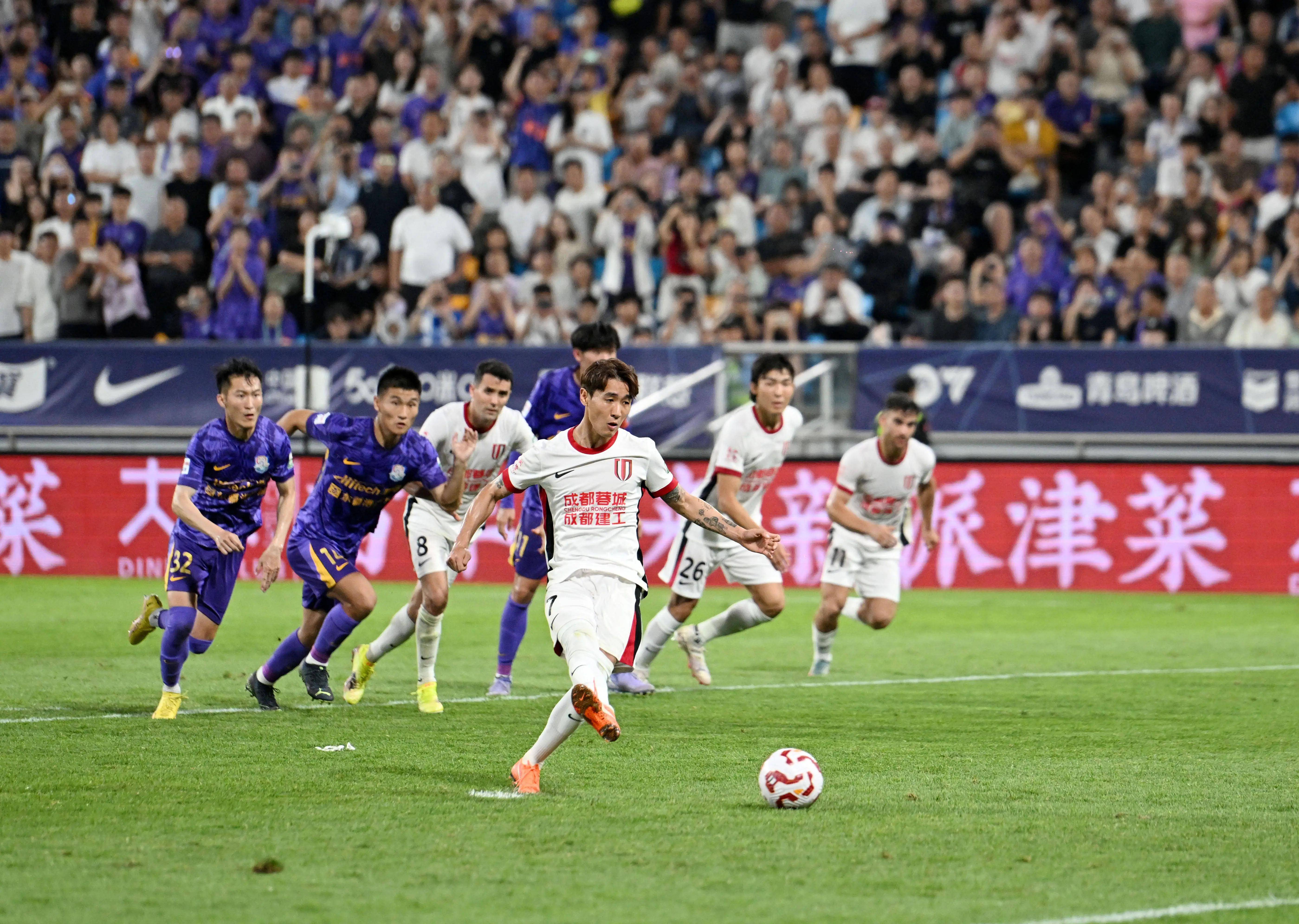 开云官网-转折点！曼联回应争议，西甲清晨攻防权衡，气氛紧张，球探报告显示潜力的简单介绍