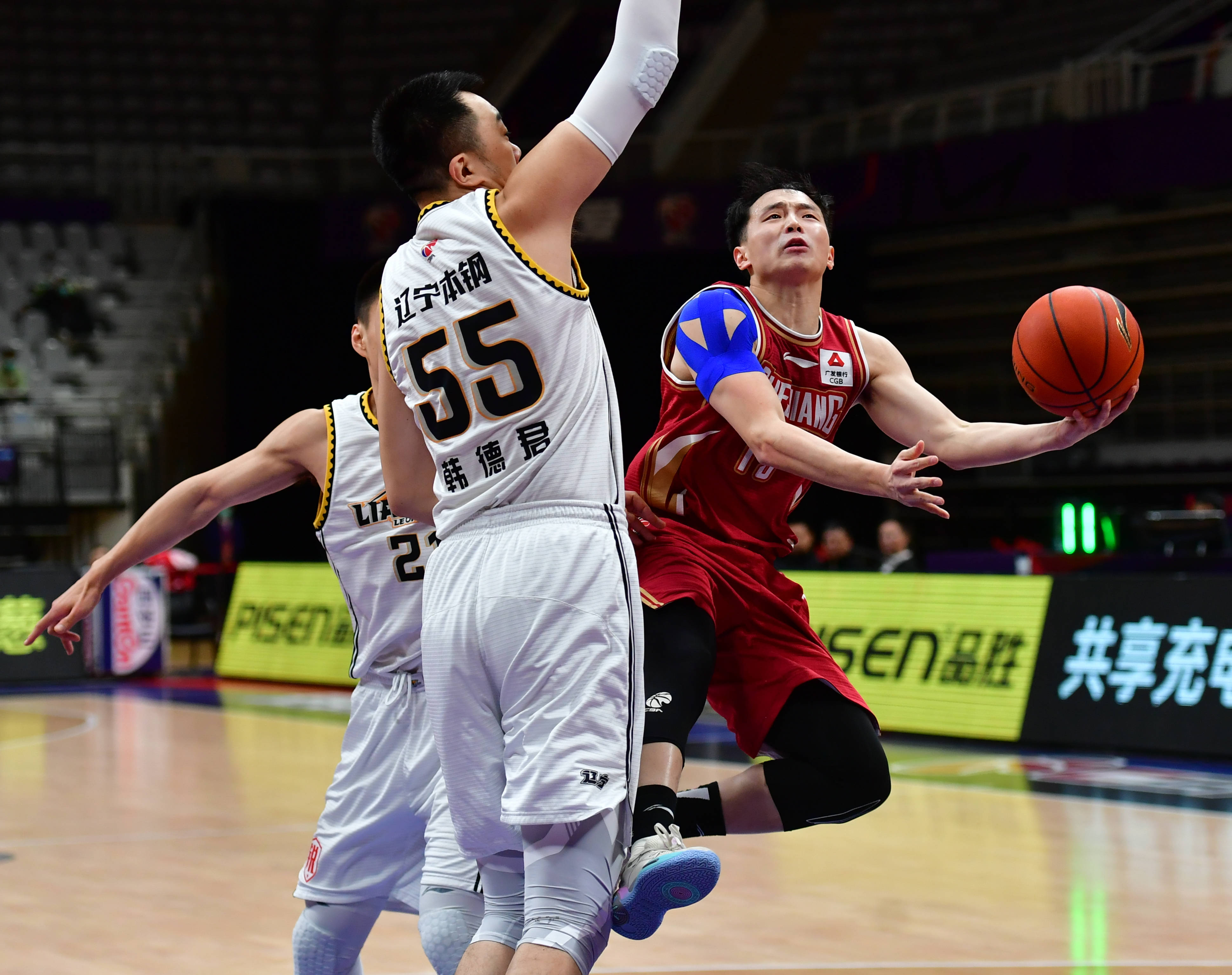 开云APP-包含清晨浙江稠州备战CBA常规赛；手感冰凉细节曝光；态度坚定；训练强度明显提升的词条